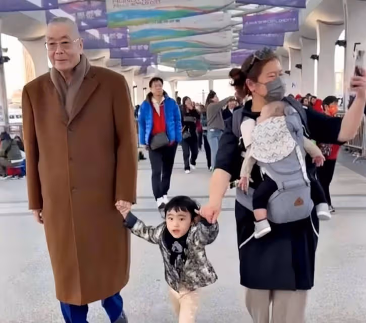 85歲鋼琴大師劉詩昆,接3歲女兒放學滿臉父愛,被誤以為是爺孫倆