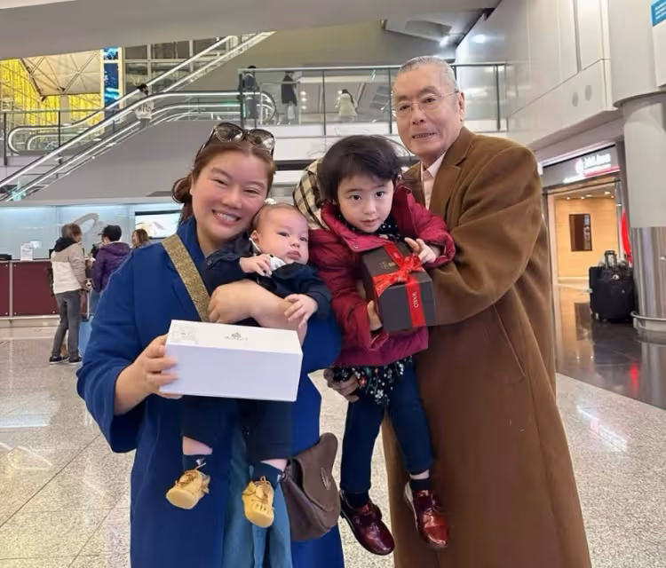 85歲鋼琴大師劉詩昆,接3歲女兒放學滿臉父愛,被誤以為是爺孫倆