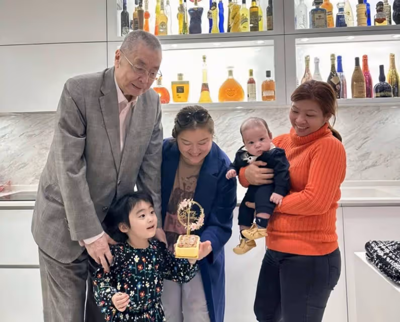 85歲鋼琴大師劉詩昆,接3歲女兒放學滿臉父愛,被誤以為是爺孫倆