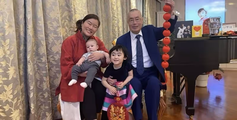 85歲鋼琴大師劉詩昆,接3歲女兒放學滿臉父愛,被誤以為是爺孫倆