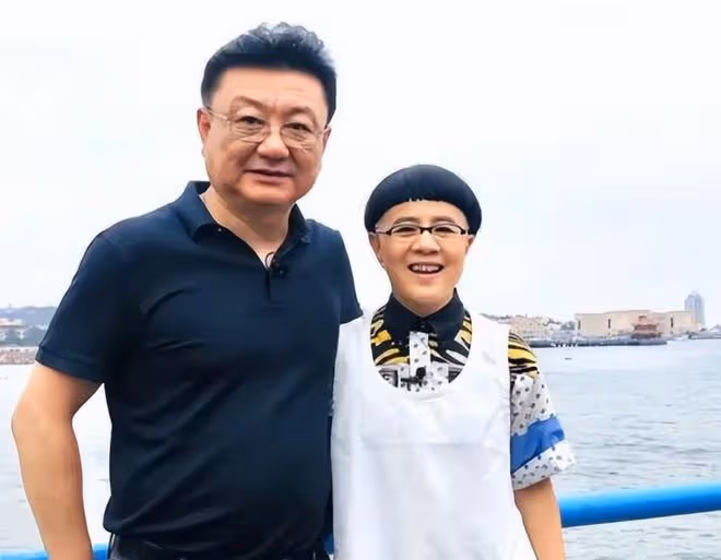 金龜子王寧慶35年珊瑚婚!金龜子還嫩似小學生,王寧老成爺爺輩