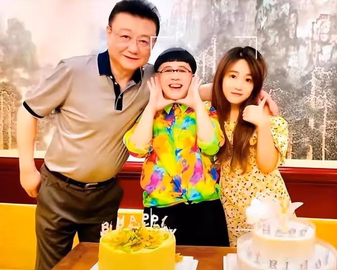 金龜子王寧慶35年珊瑚婚!金龜子還嫩似小學生,王寧老成爺爺輩