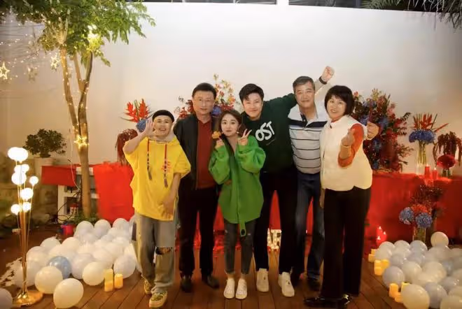 金龜子王寧慶35年珊瑚婚!金龜子還嫩似小學生,王寧老成爺爺輩