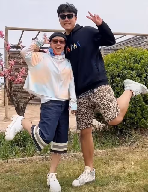 金龜子王寧慶35年珊瑚婚!金龜子還嫩似小學生,王寧老成爺爺輩