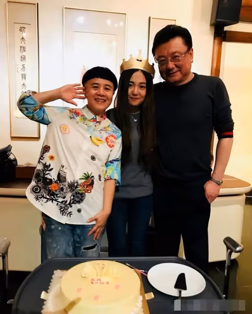 金龜子王寧慶35年珊瑚婚!金龜子還嫩似小學生,王寧老成爺爺輩