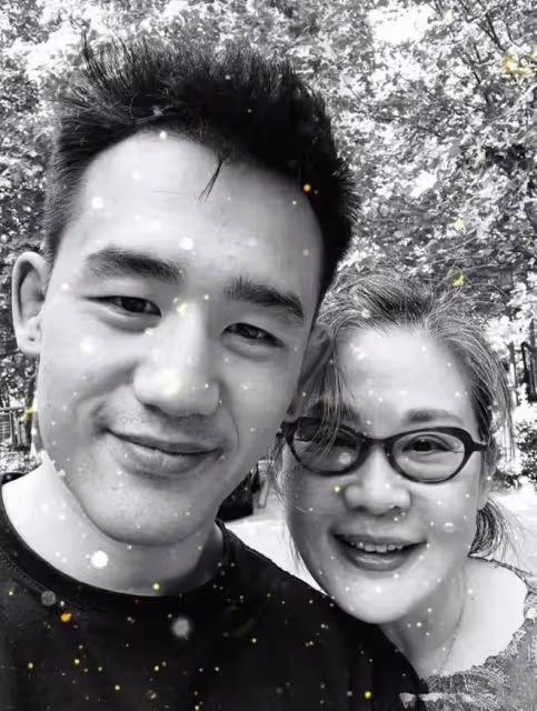 叢珊和兒子同框!61歲她滿頭白髮跟農家奶奶般滄桑,兒子五官帥氣