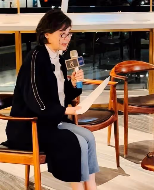 叢珊和兒子同框!61歲她滿頭白髮跟農家奶奶般滄桑,兒子五官帥氣