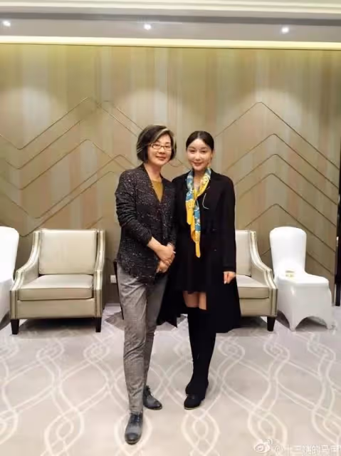 叢珊和兒子同框!61歲她滿頭白髮跟農家奶奶般滄桑,兒子五官帥氣