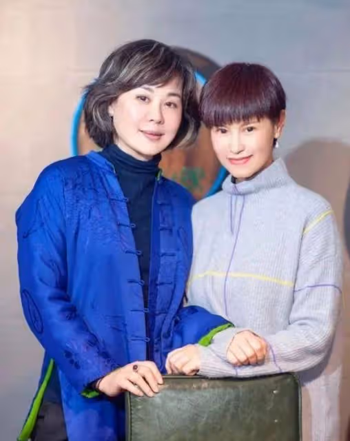 叢珊和兒子同框!61歲她滿頭白髮跟農家奶奶般滄桑,兒子五官帥氣