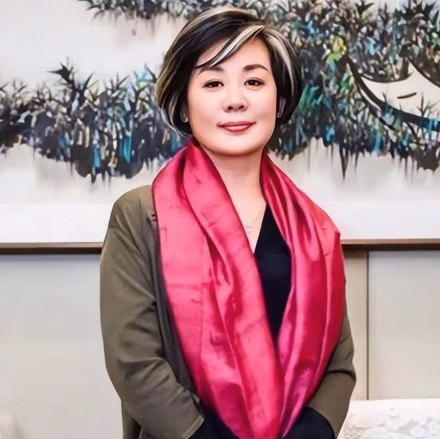 叢珊和兒子同框!61歲她滿頭白髮跟農家奶奶般滄桑,兒子五官帥氣