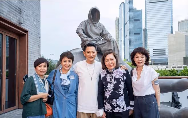 劉德華舉辦藝術展和關之琳時隔多年再同框!倆人年過60歲魅力不減