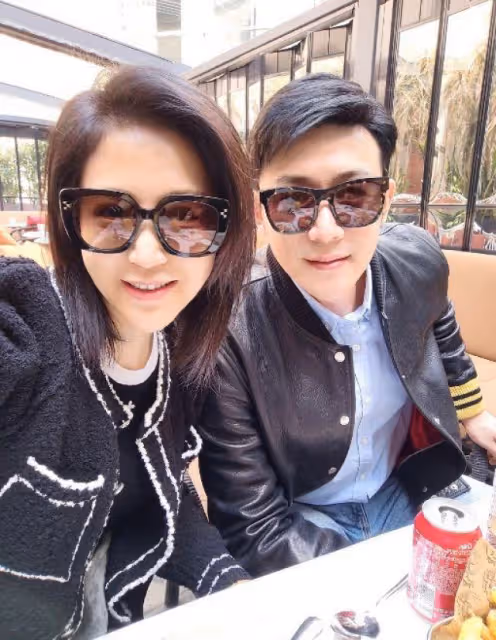陸毅一家四口同框!鮑蕾貴婦范十足,兩女兒共用一張臉顏值比媽高
