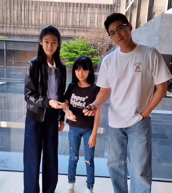 陸毅一家四口同框!鮑蕾貴婦范十足,兩女兒共用一張臉顏值比媽高
