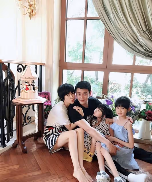 陸毅一家四口同框!鮑蕾貴婦范十足,兩女兒共用一張臉顏值比媽高