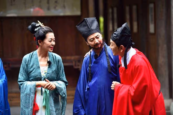 63歲倪萍美到認不出!穿漢服亮相端莊優雅,古韻柔美宛如畫中仙