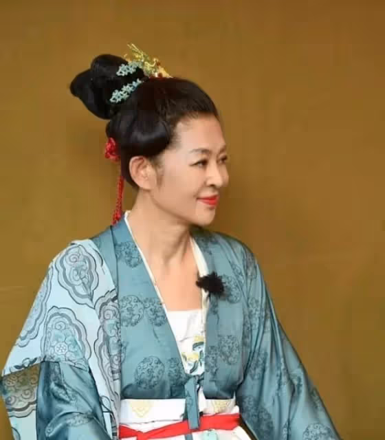 63歲倪萍美到認不出!穿漢服亮相端莊優雅,古韻柔美宛如畫中仙
