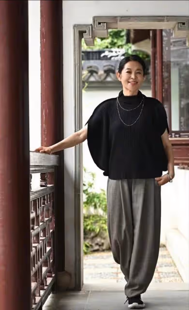 63歲倪萍美到認不出!穿漢服亮相端莊優雅,古韻柔美宛如畫中仙