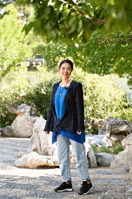 63歲倪萍美到認不出!穿漢服亮相端莊優雅,古韻柔美宛如畫中仙