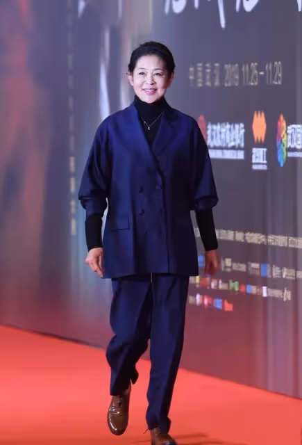 63歲倪萍美到認不出!穿漢服亮相端莊優雅,古韻柔美宛如畫中仙