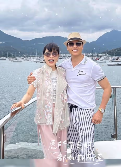 呂良偉和嬌妻合體亮相!小15歲嬌妻氣質高雅,他滿頭黑髮顯年輕