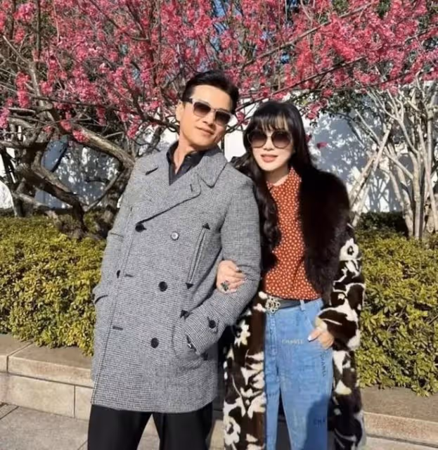 呂良偉和嬌妻合體亮相!小15歲嬌妻氣質高雅,他滿頭黑髮顯年輕