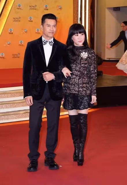 呂良偉和嬌妻合體亮相!小15歲嬌妻氣質高雅,他滿頭黑髮顯年輕