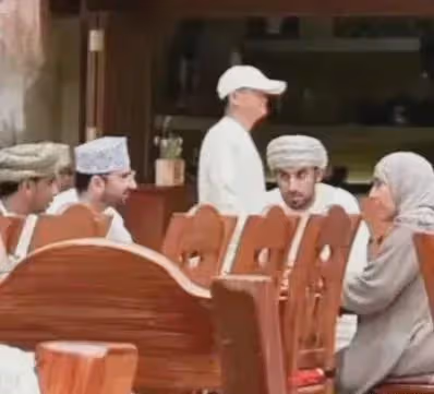 馬雲又有新動作！戴帽子現身阿曼高檔餐廳，身邊並沒有其他人陪同