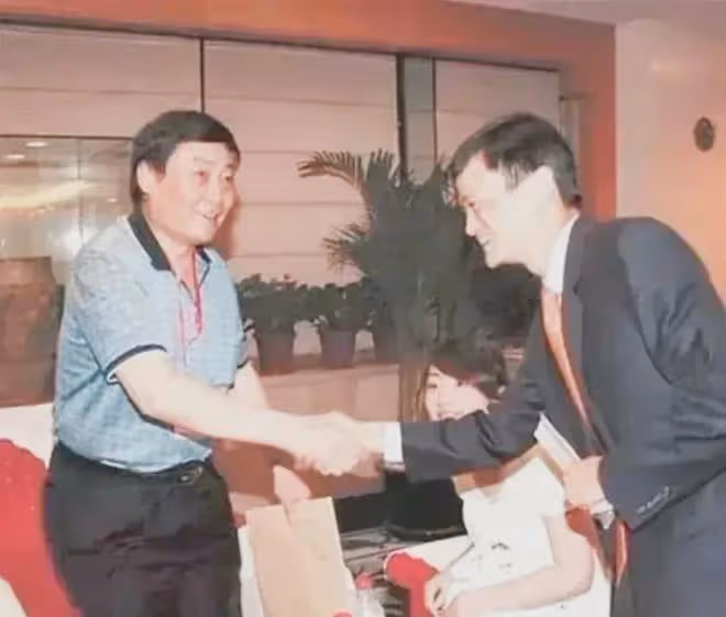 馬雲又有新動作！戴帽子現身阿曼高檔餐廳，身邊並沒有其他人陪同