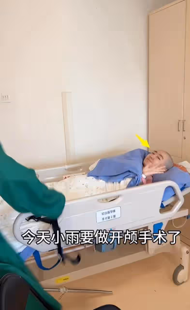 22歲「點讀機女孩」正式手術，流淚和媽媽告別，患癌原因曝光！
