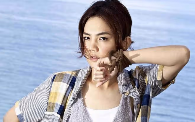Ella陳嘉樺自曝「家中裸體運動」習慣，兒子勁寶出手制止引發熱議
