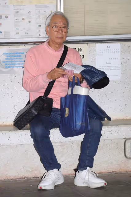 73歲李龍基為救36歲小女友，舉辦4000元一桌的演唱會被質疑圈錢