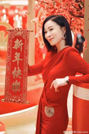 佘詩曼親切拿筆幫簽名…保鑣衝上來喝斥！粉絲看傻：都把她嚇到了