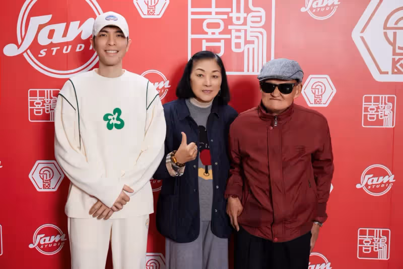 蕭敬騰世紀婚禮還沒辦！先牽新婚妻Summer放閃撒百萬現金