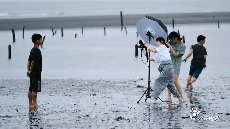 林予晞幫偏鄉學童拍畢業照　曾敬驊分享成為演員契機