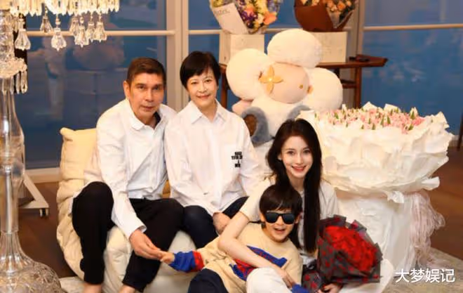 baby生日曬全家福!緊摟7歲兒露燦笑,混血爸爸罕見亮相