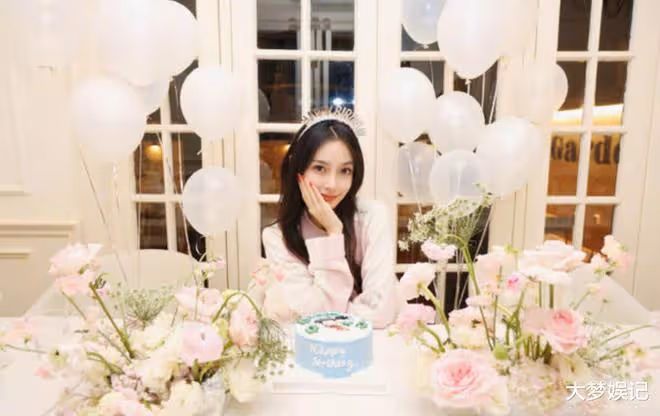 baby生日曬全家福!緊摟7歲兒露燦笑,混血爸爸罕見亮相