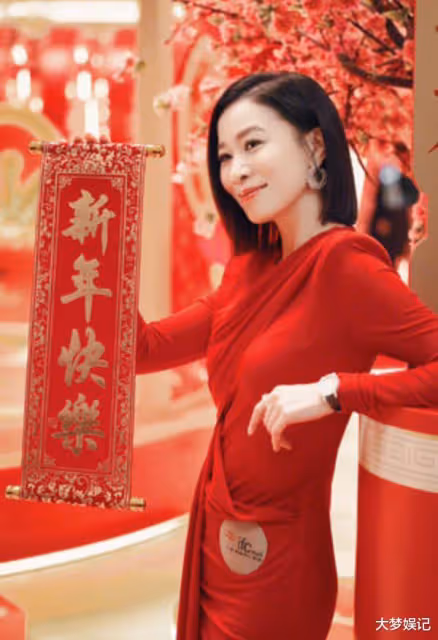 佘詩曼親切拿筆幫簽名…保鏢衝上來喝斥!粉絲看傻:都把她嚇到了