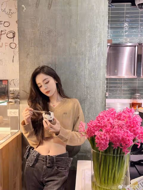 古力娜扎來炸街了!穿露腰裝大秀A4腰,顏值身材超養眼