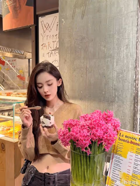 古力娜扎來炸街了!穿露腰裝大秀A4腰,顏值身材超養眼