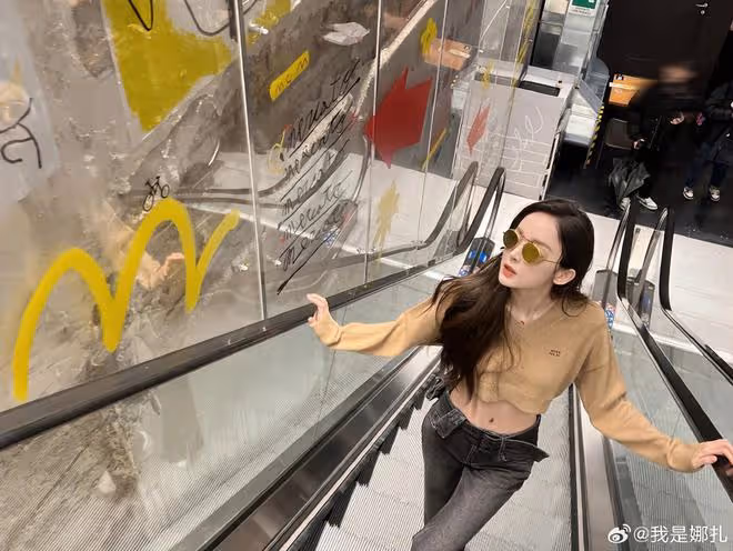古力娜扎來炸街了!穿露腰裝大秀A4腰,顏值身材超養眼