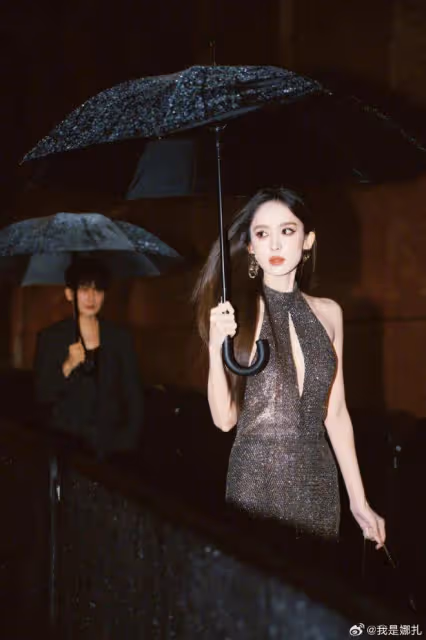 古力娜扎來炸街了!穿露腰裝大秀A4腰,顏值身材超養眼