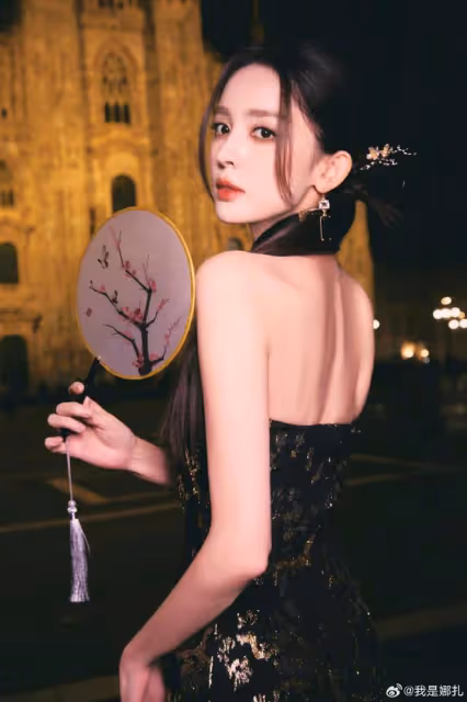 古力娜扎來炸街了!穿露腰裝大秀A4腰,顏值身材超養眼