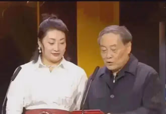 宗馥莉被贊教養好,送別宗慶後失控痛哭,依然不忘鞠躬答謝親朋!