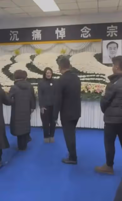 宗馥莉被贊教養好,送別宗慶後失控痛哭,依然不忘鞠躬答謝親朋!