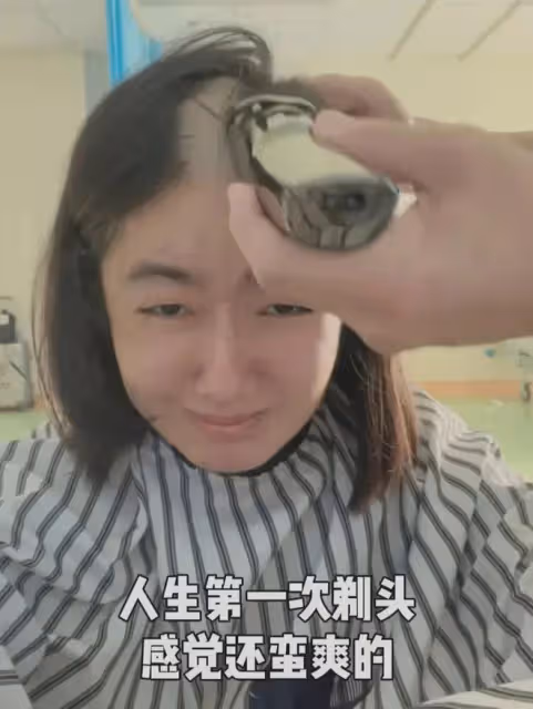 22歲「點讀機女孩」正式手術,流淚和媽媽告別,患癌原因被曝光!