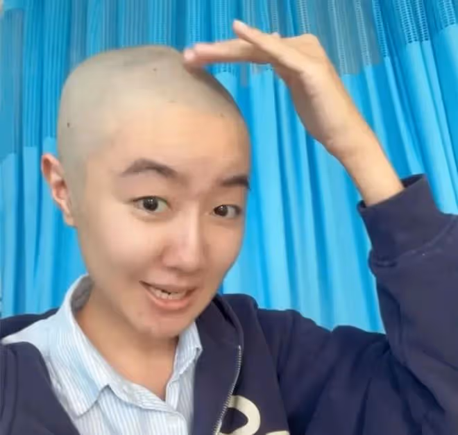 22歲「點讀機女孩」正式手術,流淚和媽媽告別,患癌原因被曝光!