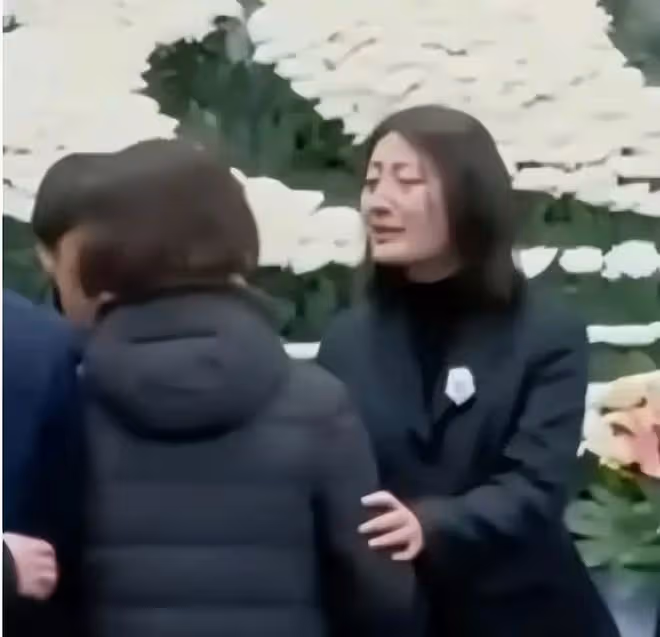 前首富李曉華現身宗慶後追思會,鍾睒睒送花圈,宗馥莉痛哭!