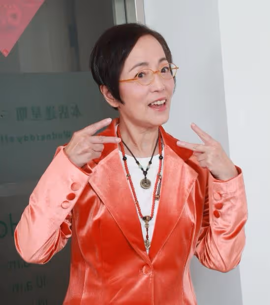 60歲港星宣布息影,內地直播一場賺百萬,難怪過氣港星愛來內地