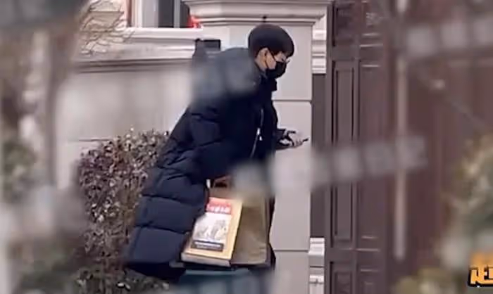 好事將近？金晨被拍到帶禮物拜訪胡夏父母，此前直言自己不結婚
