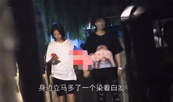 好事將近？金晨被拍到帶禮物拜訪胡夏父母，此前直言自己不結婚